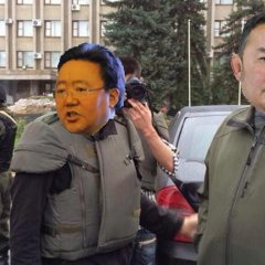 Ц Элбэгдорж стоит с Х Баттулгой в бронежелете на майдане