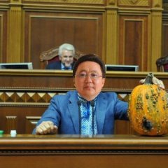 Цахиагийн Элбэгдорж на трибуне с тыквой в Верховной Раде
