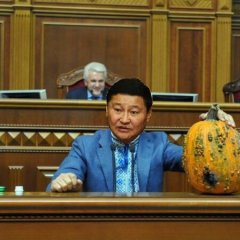Норовын Алтанхуяг виступает з тыквой в Верховной Раде