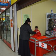 Священник вручает