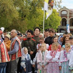 В этой толпе