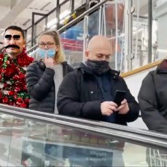 Злой Баттулга спускаеться по эскалатору в магазине