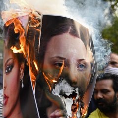 Greta Thunberg - Rihanna - плакат сожгли