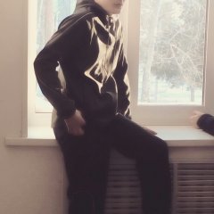 Басалай сидит на подоконнике