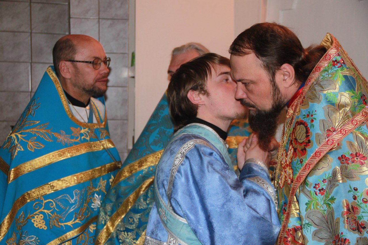 Священники целуются