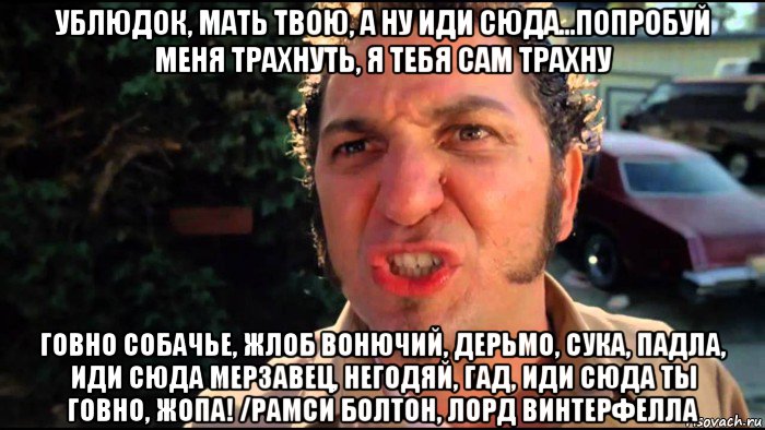 Красивый парень на кровати трахает себя в попку дилдо и собственным членом