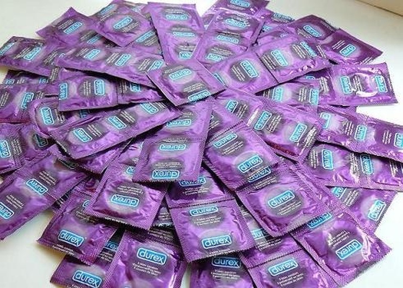 Надел презерватив чтобы отодрать милфу в чулках с подвязками