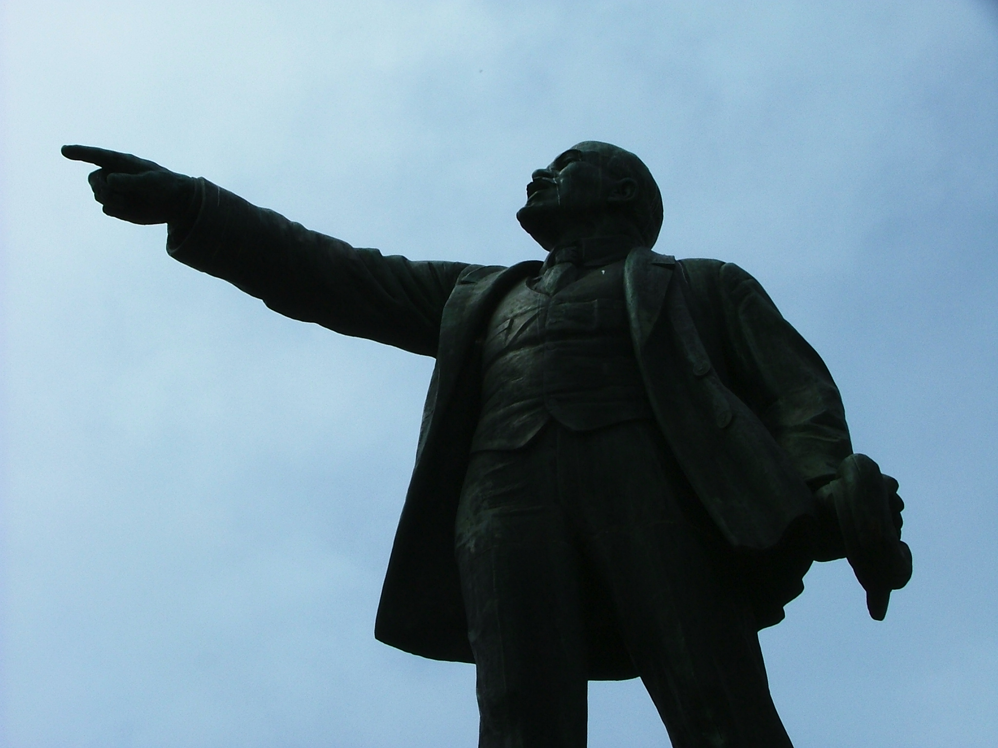 Статуя Ленина зигует