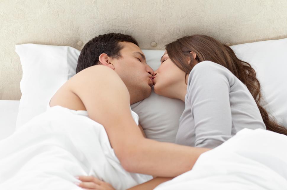 Спящая парочка любовников занимаются сексом на видео камеру