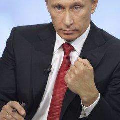 Путин показывает кулак