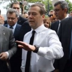 Медведев - денег нет но вы держитесь там