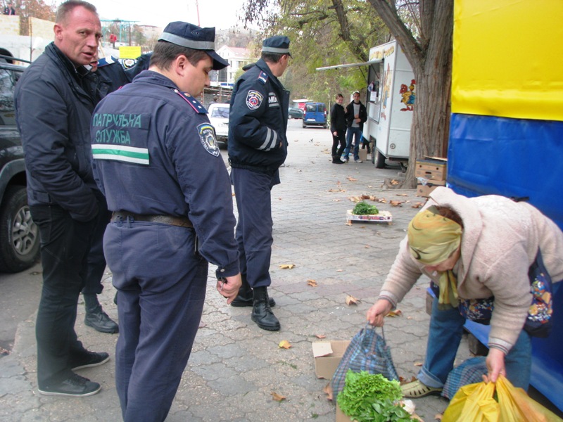 Плохие нов. Милиционер нищий. Мент на рынке.