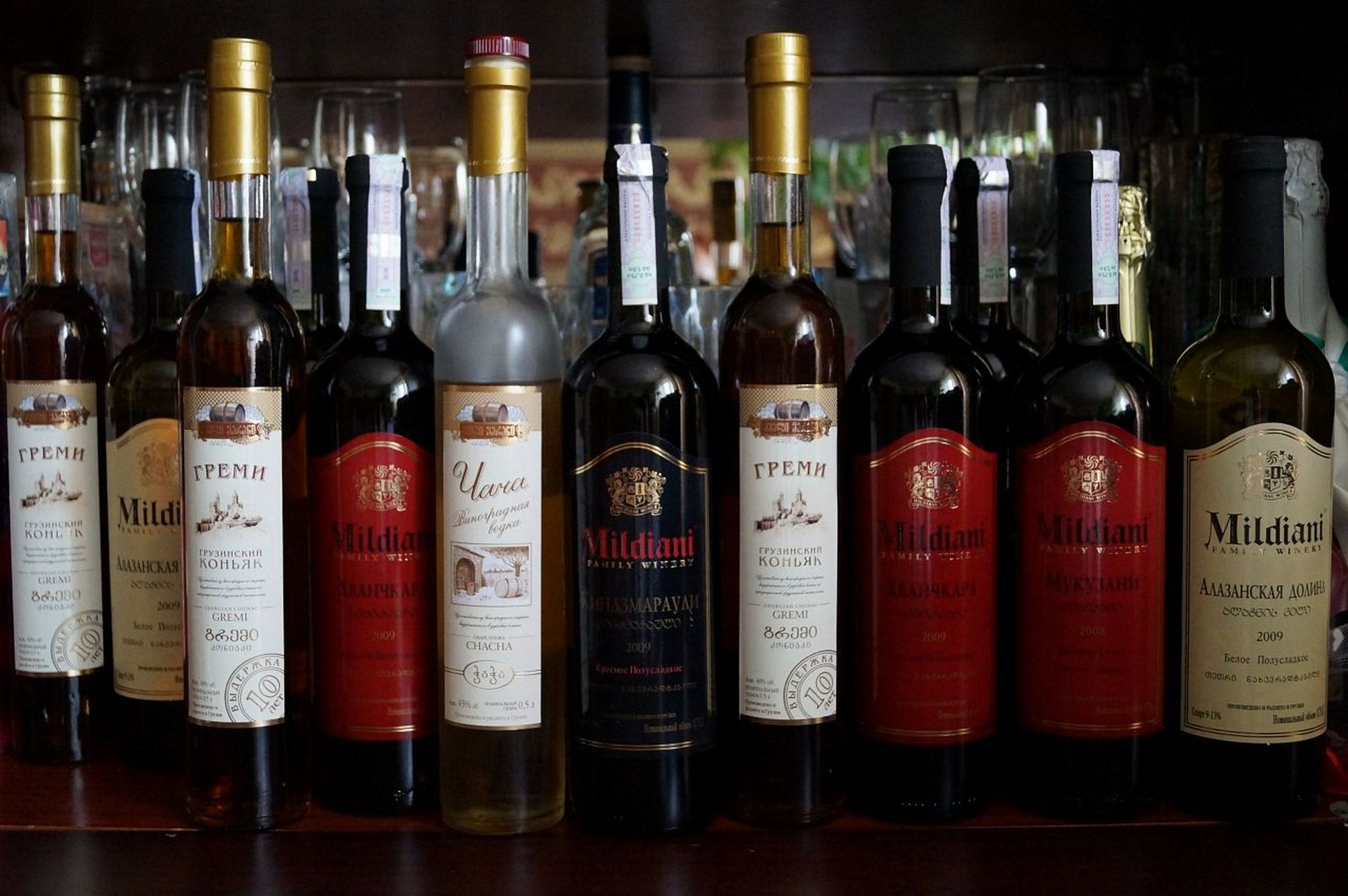 3 святого вина. Грузинское вино и коньяк. Вино чача коньяк. Бутылка вина реплика. Грузинские вина мемы.