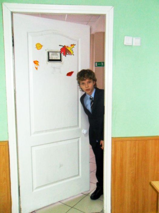 Ученик опоздавший в школу. Дверь в класс. Двери в школе. Дверь в класс в школе. Открытые двери в школу.