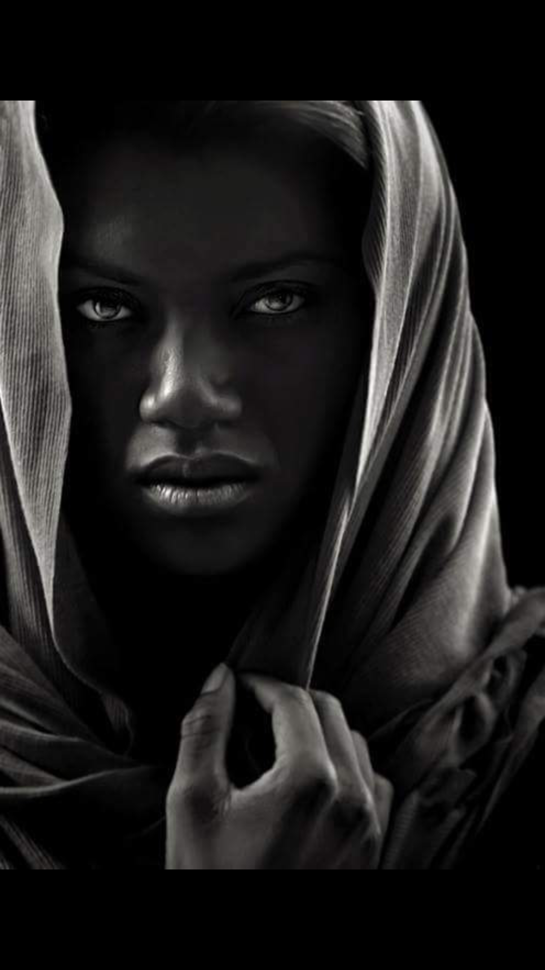 Плачущая негритянка. Портрет негритянки. Женщина в черном. Негритянка на черном фоне. Красивая африканка и белая.