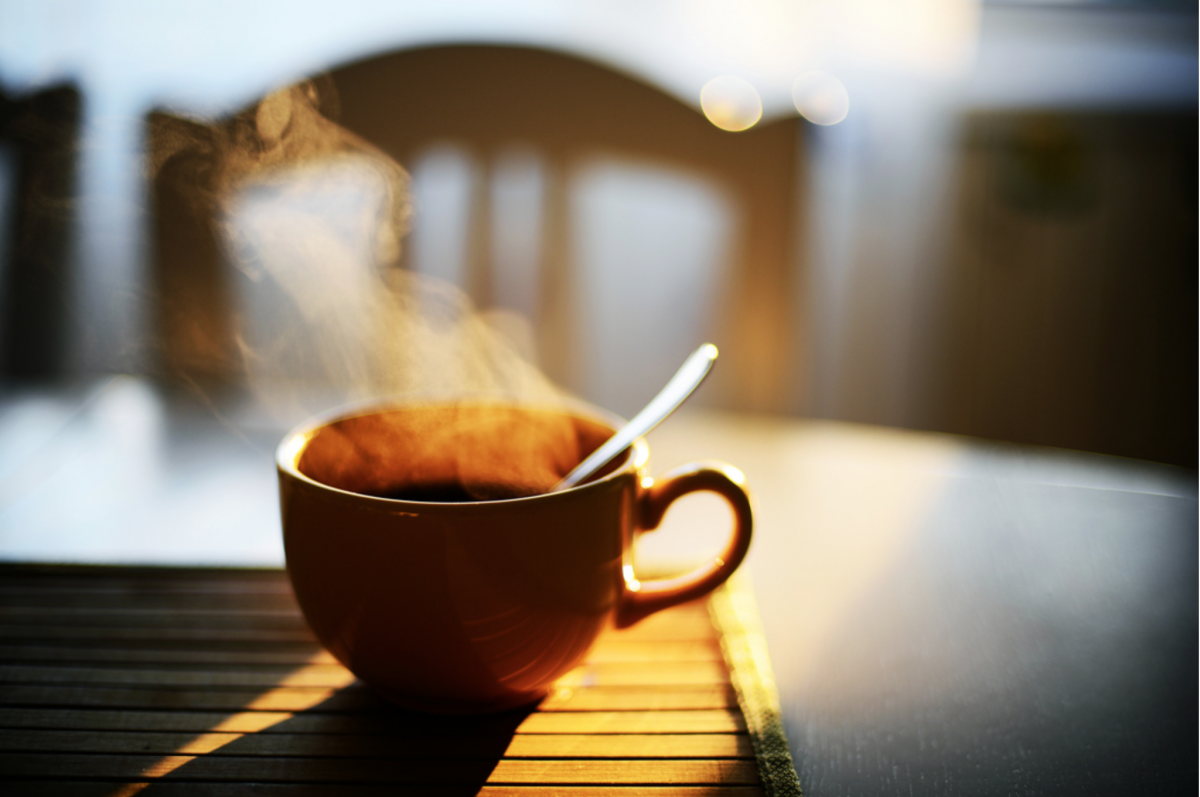 Накатить с утра. Утро кофе. Чашечка утреннего кофе. Чашка кофе картинки. Горячий чай.