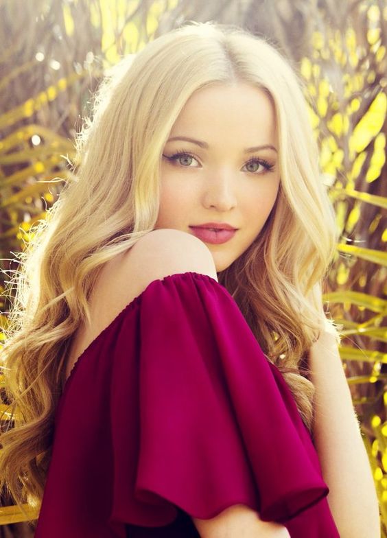 Блондинка очень. Дав Камерон. Дав Кэмерон 2020. Dove Cameron 2020. Хлоя Селеста Хостерман.