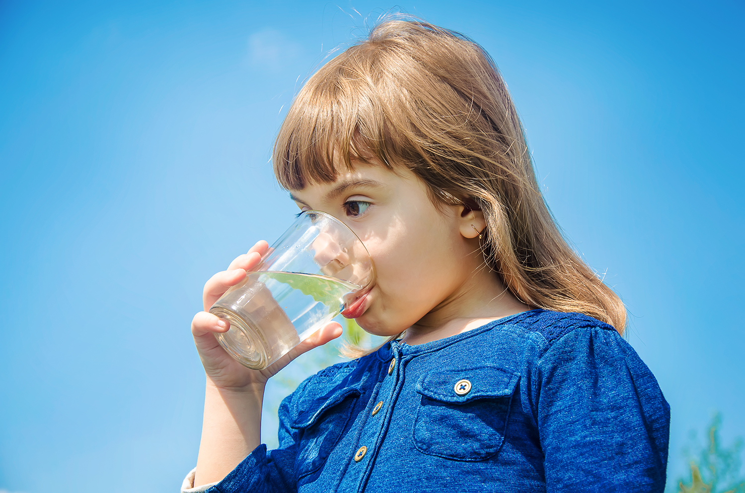Включи девочка воды. Ребенок пьет воду. Девочка со стаканом воды. Ребенок со стаканом воды. Юная вода.