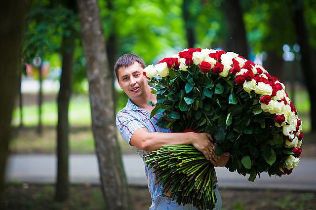 Человек с букетом цветов