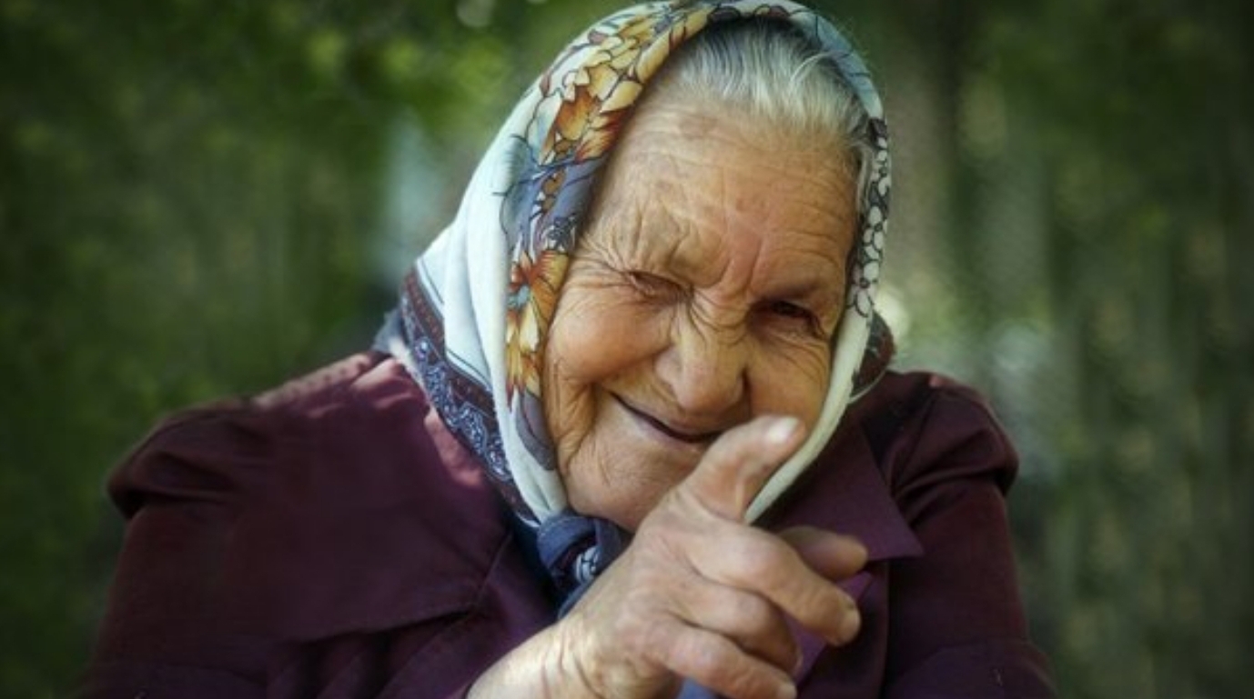 Бабушка что будет делать. Ехидная старушка. Баба Зина. Бабушка с пальцем. Хитрая бабка.