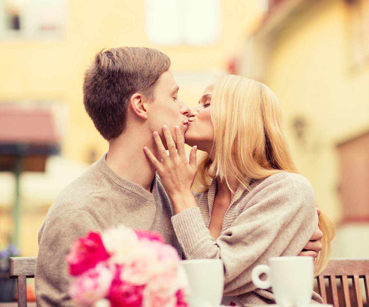 Свидание с поцелуем. Поцелуй в ресторане. Девушка целует парня в кафе. Целующиеся пары в кафе. Первый поцелуй в кофейне.