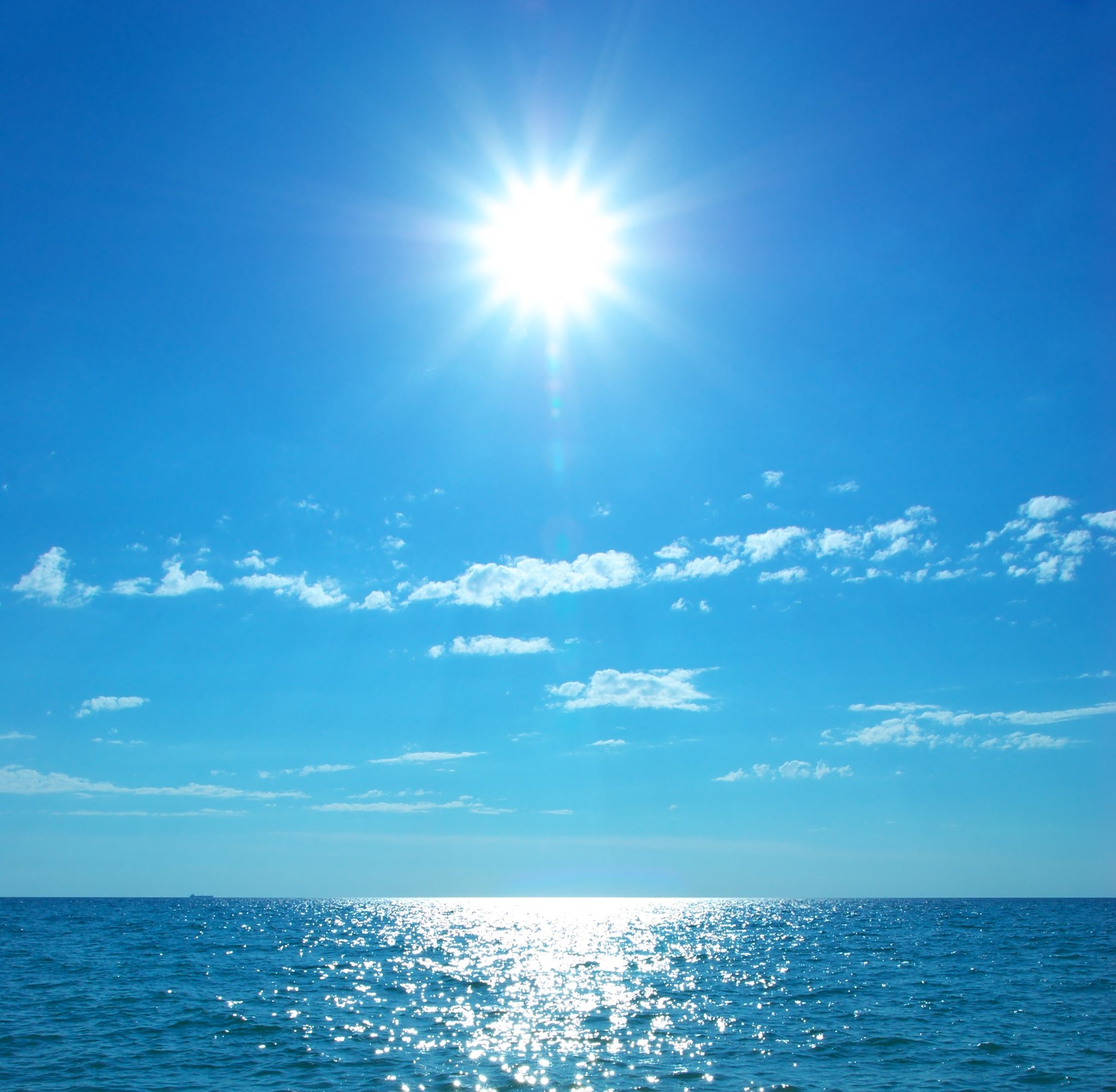 Солнечное небо над морем. Яркое солнце море. Солнечный день на море. Солнце небо голубое море. Небо море яркое.
