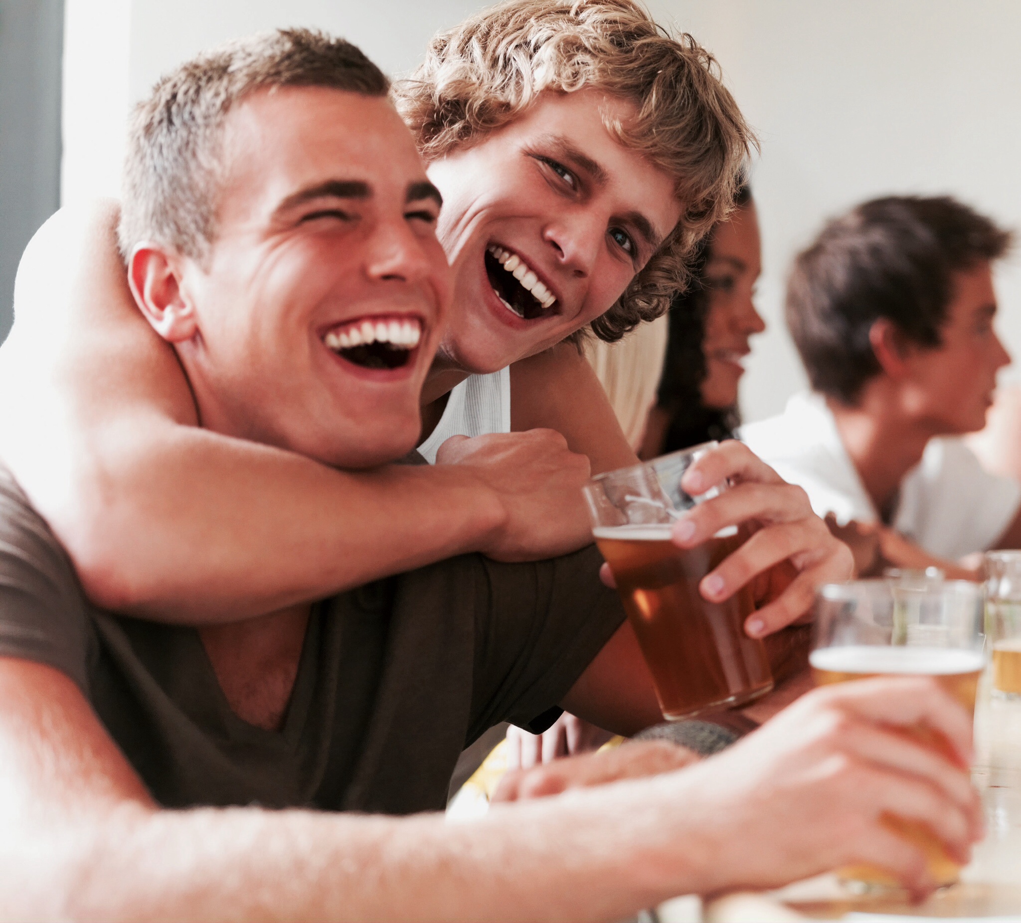 Двое пили зеленый. Друзья парни. Два парня с пивом. Парень смеется. Парень выпивает.